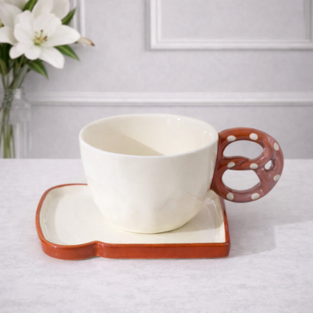 مج سيراميك مع صحن – مقبض حبة باغيلا وصحن بشكل توست