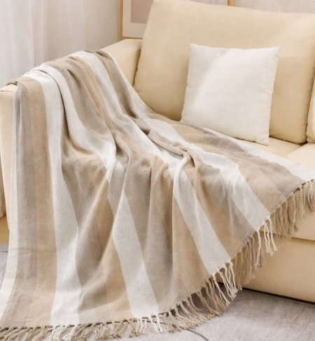 ثرو بتصميم مخطط عريض بدرجات البيج والأوف وايت