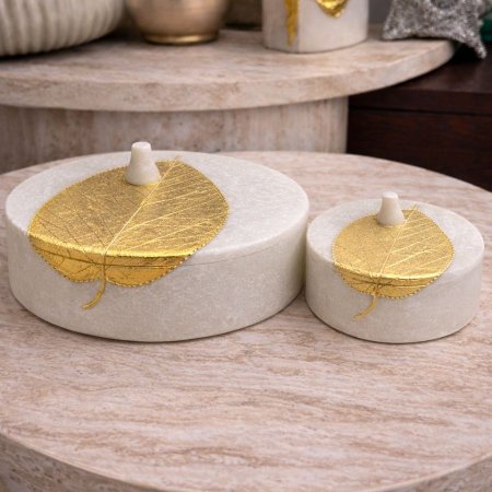 مضيفة دائرية رخام ابيض مع غطاء مزين بورقة شجر ذهبية