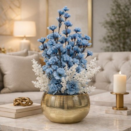 فازا زهور زرقاء وأبيض في وعاء ذهبي مخطط