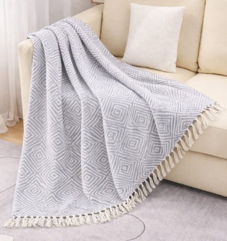 ثرو باللون الرمادي الفاتح مع نقشة هندسية ناعمة