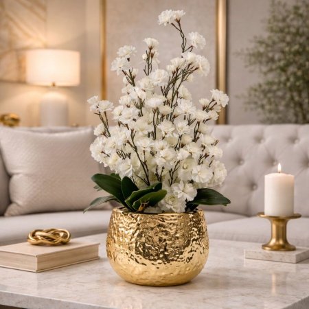 فازا تنسيق زهور بيضاء في وعاء ذهبي مطرّق