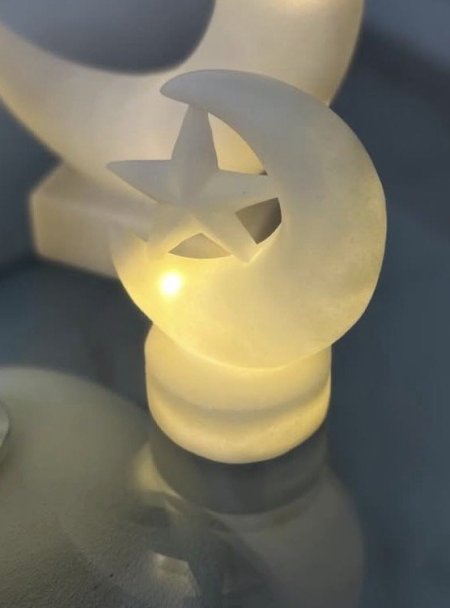 فانوس رمضان شكل هلال مع نجمة مضيئ