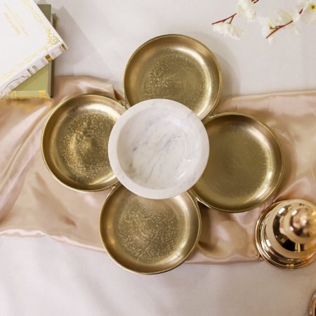 مضيفة نحاس هندي مع رخام مقسمة 5 صحون D141