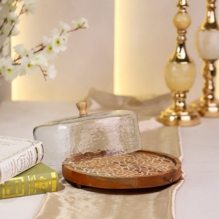 مضيفة كيك خشب منقش ابيض غطا زجاج 27.5 سم D248