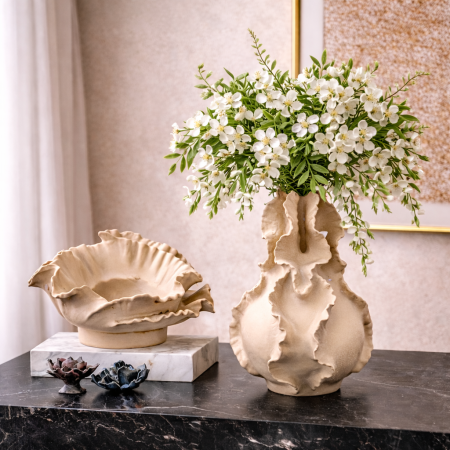 فازا ديكور فخمة بتصميم عضوي مع ورد اللوز – أناقة طبيعية راقية