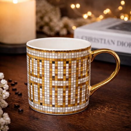 مج نسكافيه قهوة فاخر بتصميم هندسي مميز يجمع بين اللونين الذهبي والأبيض بنمط عصري أنيق