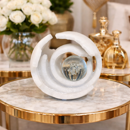 تحفة ديكور رخامية فاخرة مع كرة زجاجية – تصميم عصري أنيق