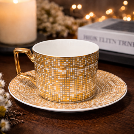 فنجان نسكافيه قهوة مع صحن بتصميم هندسي فاخر مستوحى من الطابع العصري الأنيق