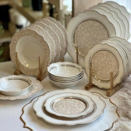 طقم سفرة 24 قطعة فاخر بتصميم أنيق ولمسات ذهبية راقية