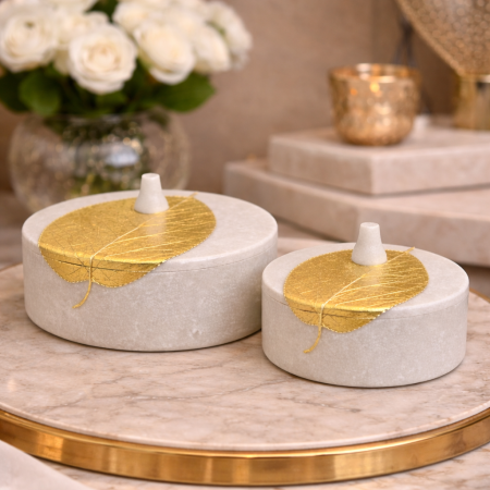 مضيفة دائرية رخام ابيض مع غطاء مزين بورقة شجر ذهبية