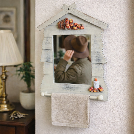 مراية مع علاقة بشكير – تصميم خشبي ديكوري عملي