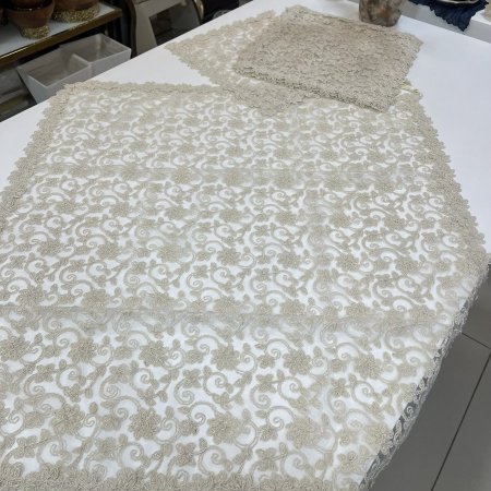 طقم شرشف وسط مع ٤ سكملات دانتيل