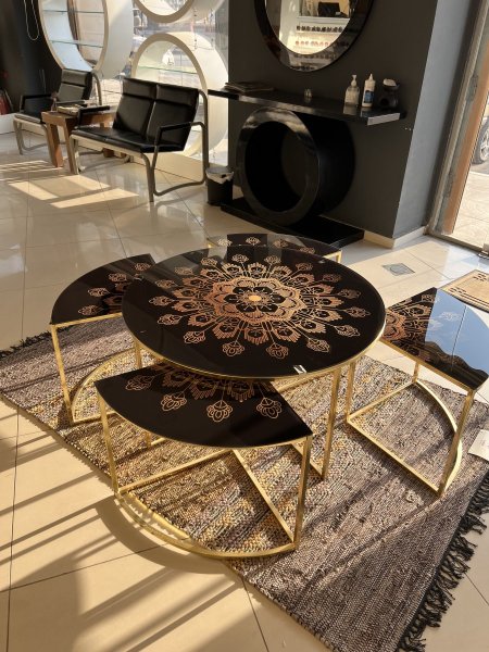 طقم طاولة مع أربع سكملات