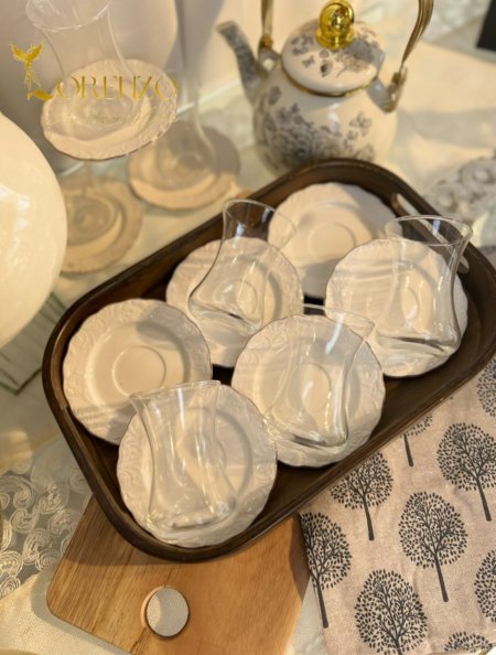 استكانات شاي مع صحون