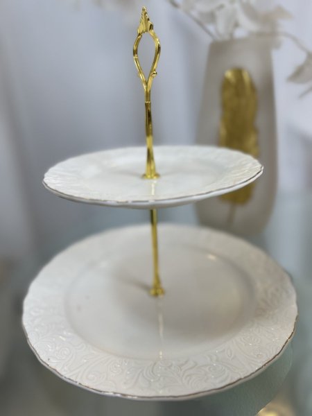 مضيفة طبقتين لون اببض مزخرف